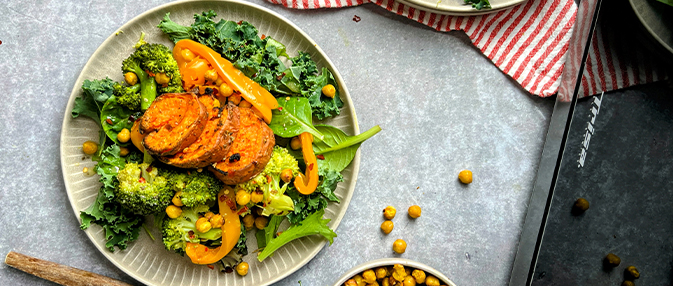Insalata superfood variopinta con patate dolci, broccoli, ceci e verdure fresche.