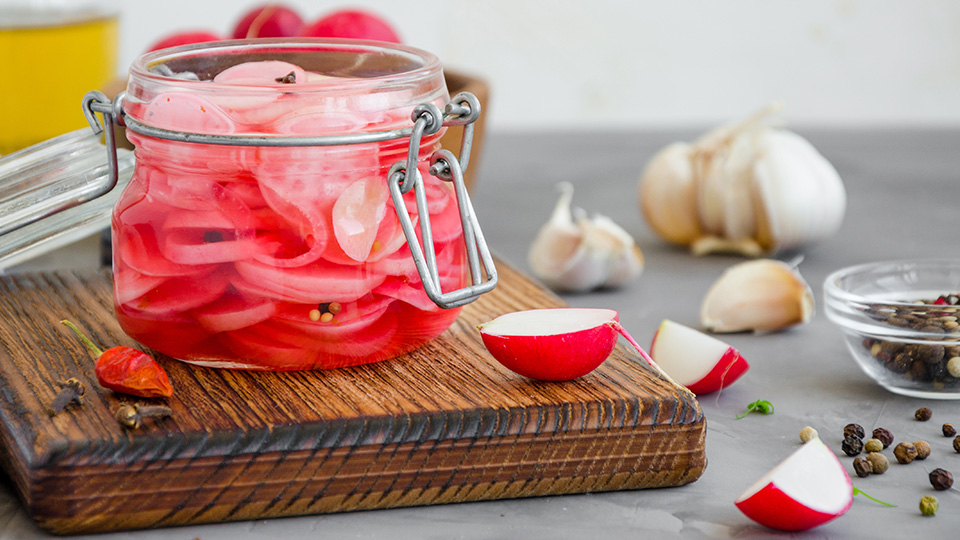 Radis marinés en bocal