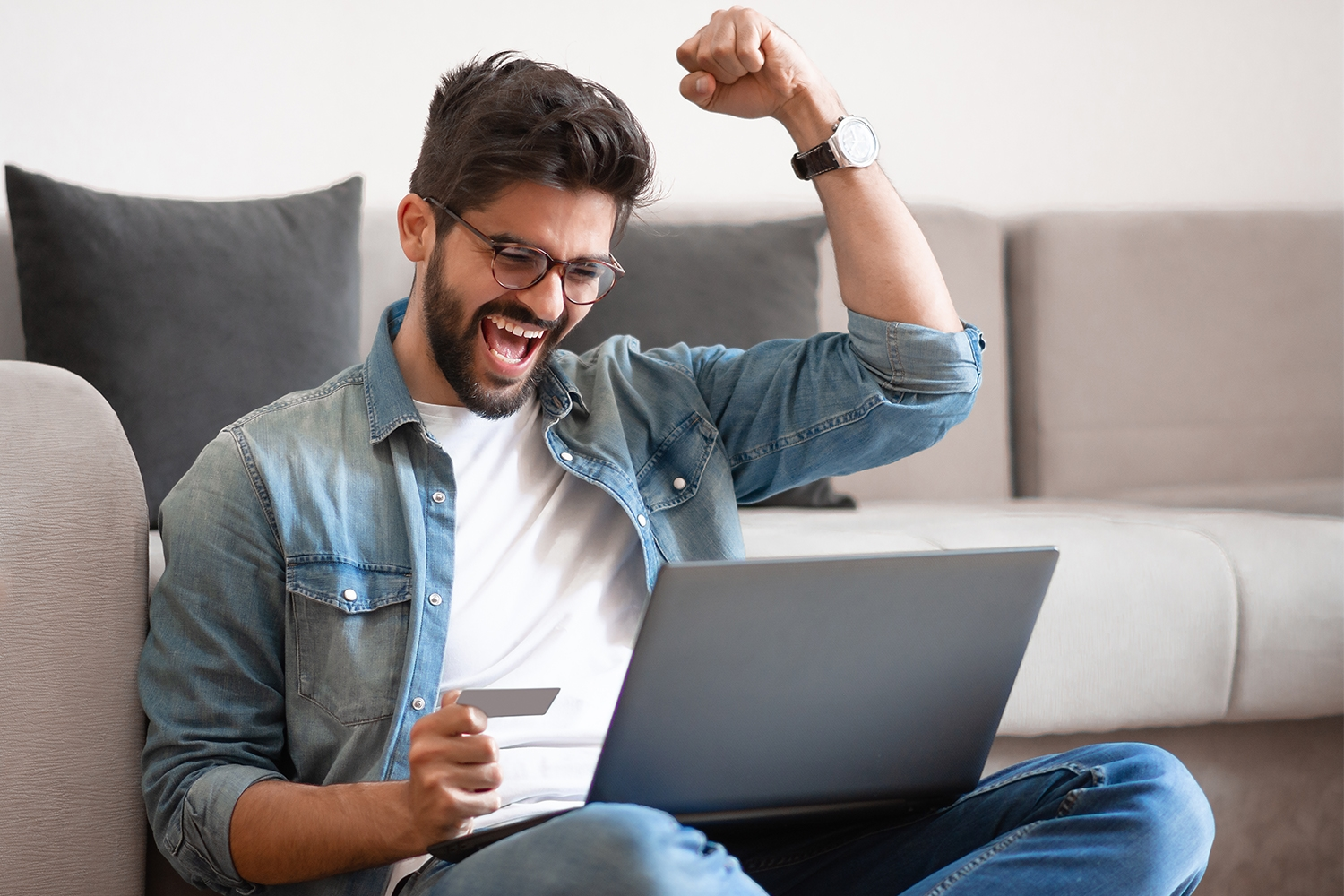 Mann mit Laptop