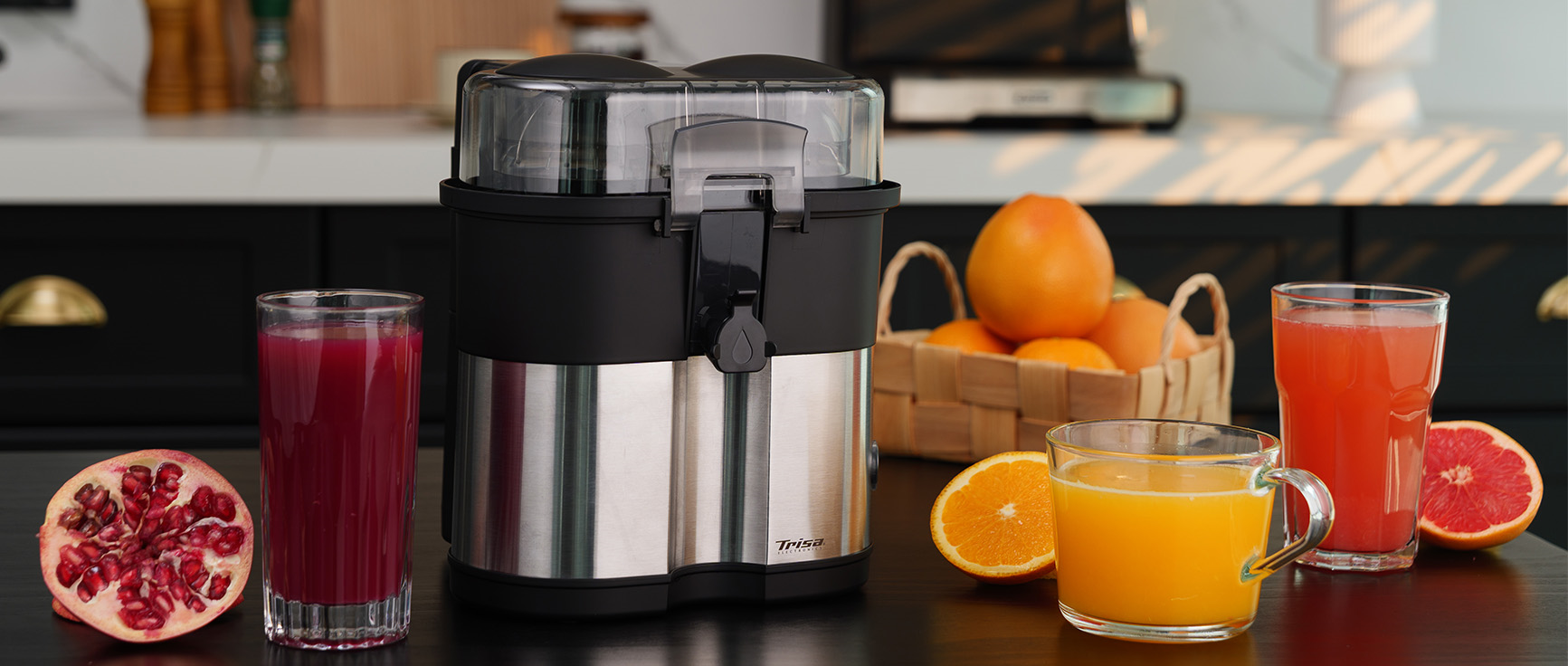 Citrus juicer Vita Xpress Duo 7013 arranged with various fruit juices
